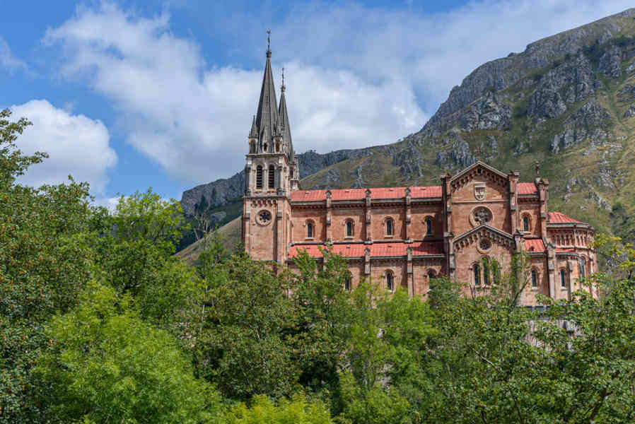 Principado de Asturias 035 - parque nacional de los Picos de Europa - santuario de Covadonga - basílica.jpg